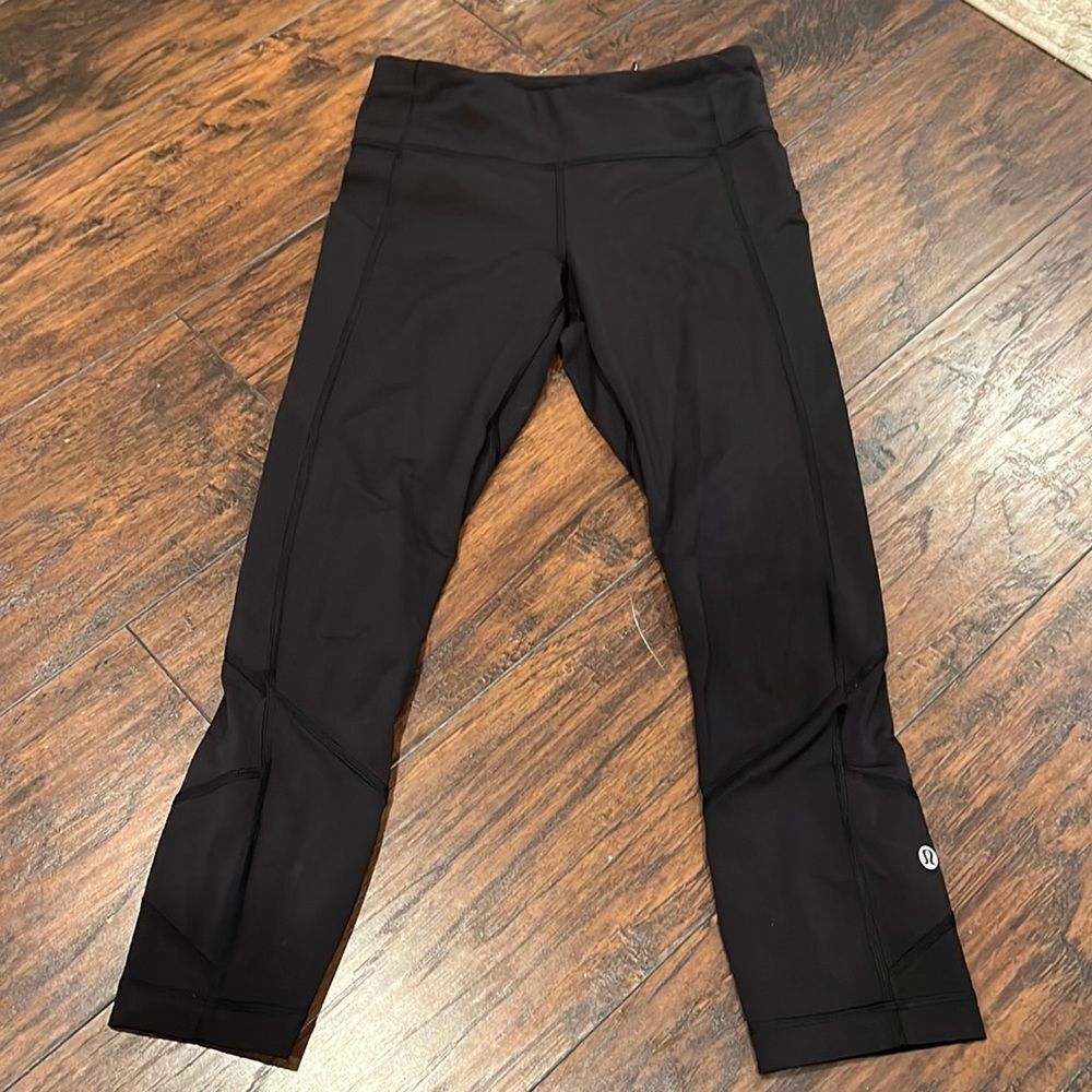 Lululemon "time to sweat" crop leggings black in GUC size 4 zip back pocket